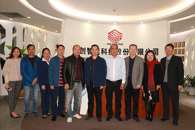 与南沙街商会合影(官首）.jpg